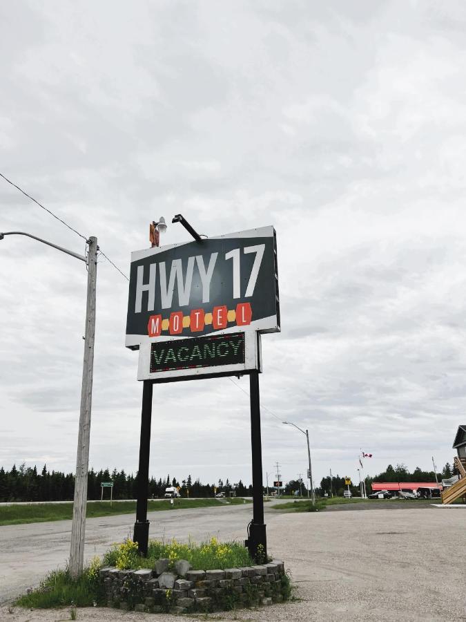 Hwy 17 Hotel Уауа Екстериор снимка
